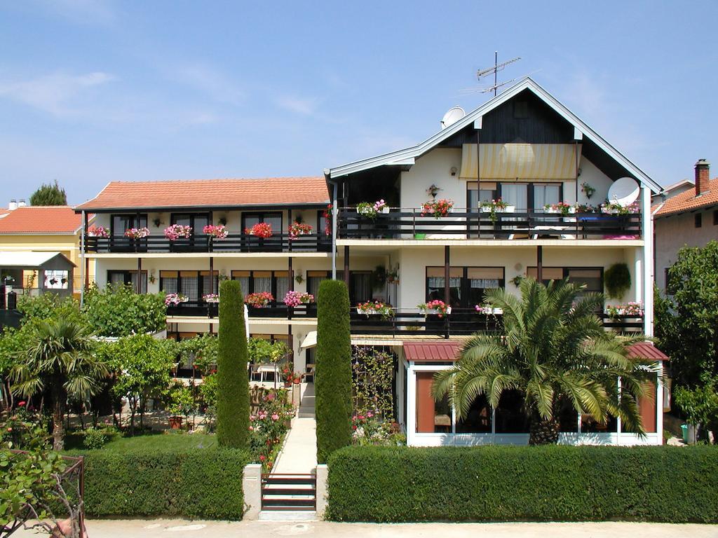 Rooms Vila Mautner Vodice Buitenkant foto
